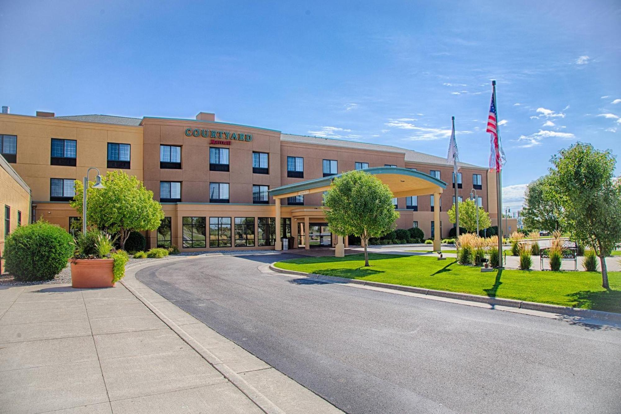 Courtyard Fargo Moorhead, Mn Hotel Exterior photo